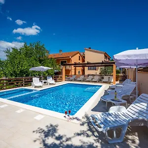 Pensjonat E-m With Private Pool, Vinkuran